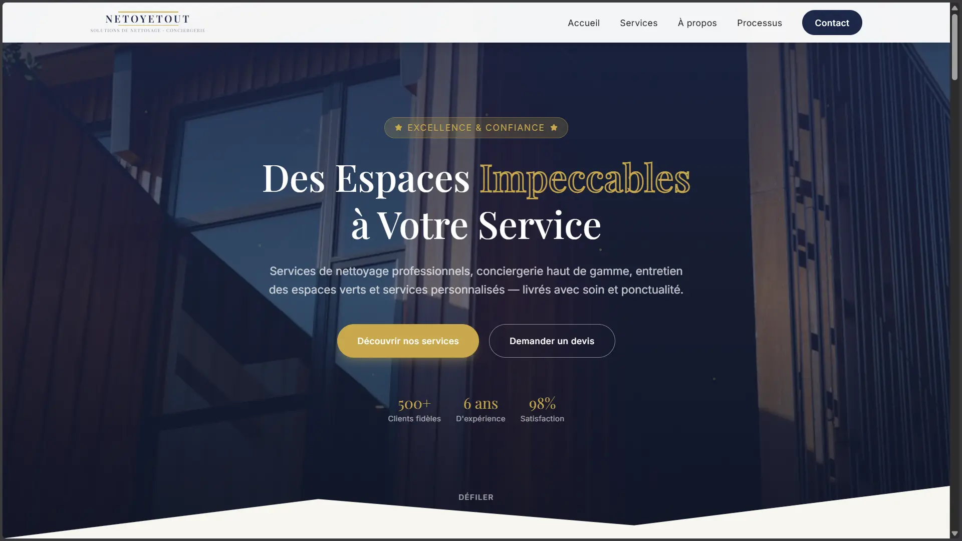 Página do website NETOYETOUT apresentando serviços de limpeza profissional e formulário de contacto